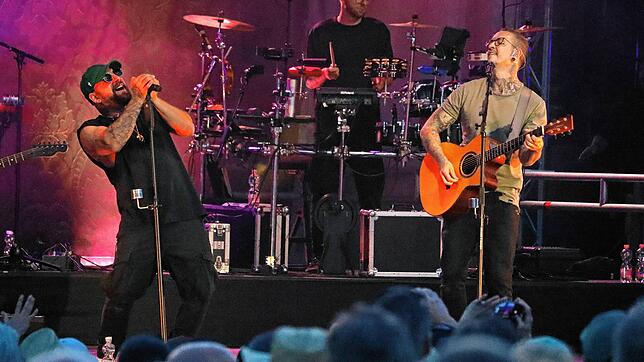 Christopher Seiler (links) und Bernhard Speer (rechts) sorgen beim Markdorf Open Air am Samstagabend für einen krönenden ...