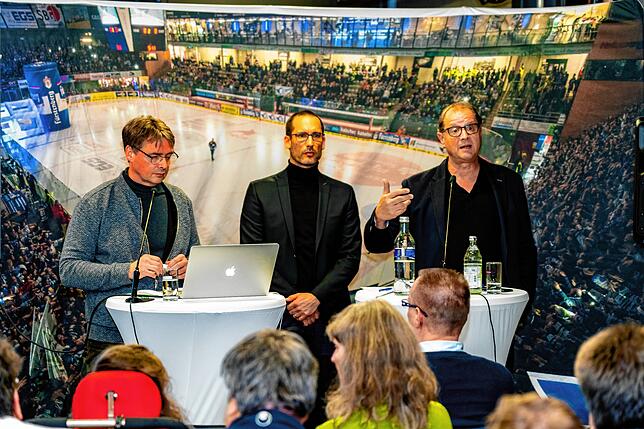 Architekt Uwe Schlenker, Wild-Wings-Geschäftsführer Christoph Sandner und Oberbürgermeister Jürgen Roth (von links) präsentieren und ...
