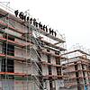 Bei stürmischem Wetter wagen sich die Zimmermänner auf den Rohbau des Mehrgenerationen-Wohnprojekts WiGe in der Nordstadt für den ...