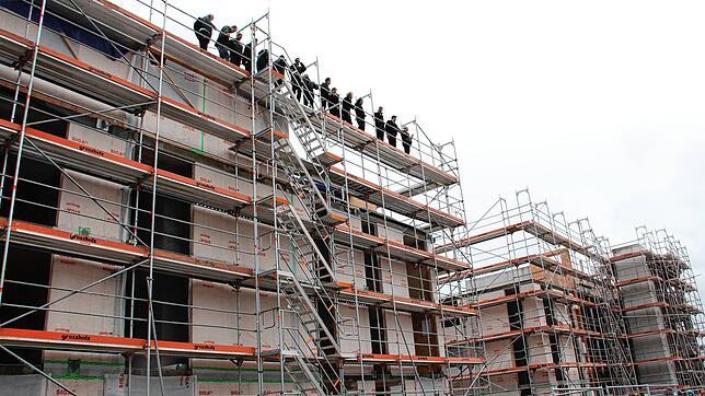 Bei stürmischem Wetter wagen sich die Zimmermänner auf den Rohbau des Mehrgenerationen-Wohnprojekts WiGe in der Nordstadt für den ...