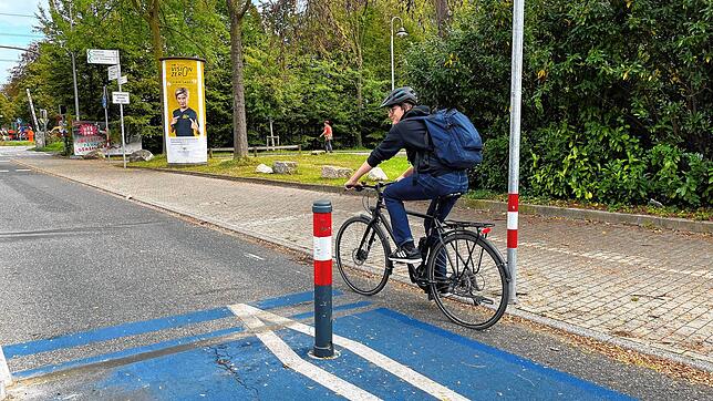 Am Donnerstag stand er wieder. Der Poller auf der Fahrradstraße in Petershausen ist am Mittwochabend umgefahren worden, nachdem es lange ...