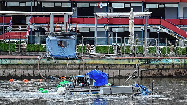 Der Absaubagger im Einsatz. In dem grauen Zelt im Hintergrund steuert ein Mitarbeiter den Saugbagger.