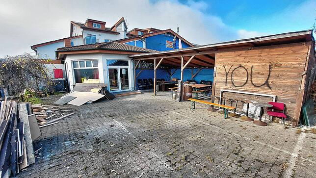 Hier soll der üppige Biergarten entstehen mit Ausschankbereich und einer kleinen Bühne. Im angrenzenden Gebäude im Hintergrund sollen ...
