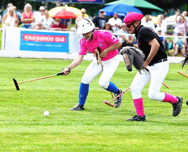 Thorsten Frei (links) beim Steckenpferd-Polo in Donaueschingen im Jahr 2023.