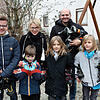 Die Familie Prager ist für die Eisbahnsaison 2019 gerüstet. Auf dem Bild von links die Kinder Jannis, Linus, Elias und Jakob. Im ...