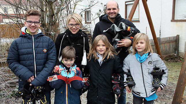 Die Familie Prager ist für die Eisbahnsaison 2019 gerüstet. Auf dem Bild von links die Kinder Jannis, Linus, Elias und Jakob. Im ...