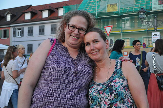 Lieblingsmenschen: Natalie Kraus-Litzki und Karen Thalmann sind gute Freundinnen und genossen den Konzertabend. „Etwas kurz ...