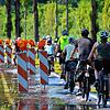 Eigentlich sollen Radfahrer vor dem überfluteten Stück absteigen &ndash; zu Fuß will aber niemand durch die Pfütze.