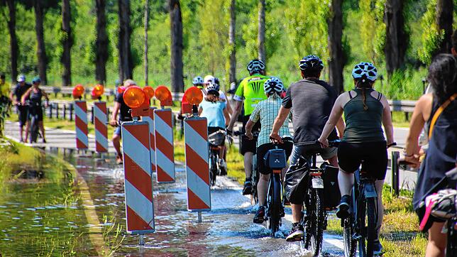 Eigentlich sollen Radfahrer vor dem überfluteten Stück absteigen &ndash; zu Fuß will aber niemand durch die Pfütze.