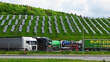 Seit 2009 ist die Photovoltaikanlage mit 3200 Modulen auf der einstigen Lonza-Werksdeponie in Betrieb. In den nächsten Jahren soll das ...