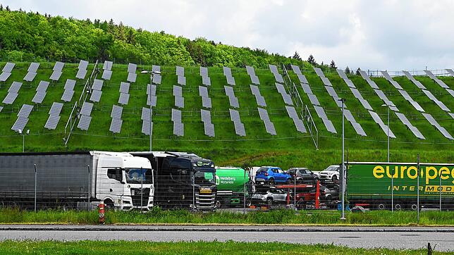 Seit 2009 ist die Photovoltaikanlage mit 3200 Modulen auf der einstigen Lonza-Werksdeponie in Betrieb. In den nächsten Jahren soll das ...