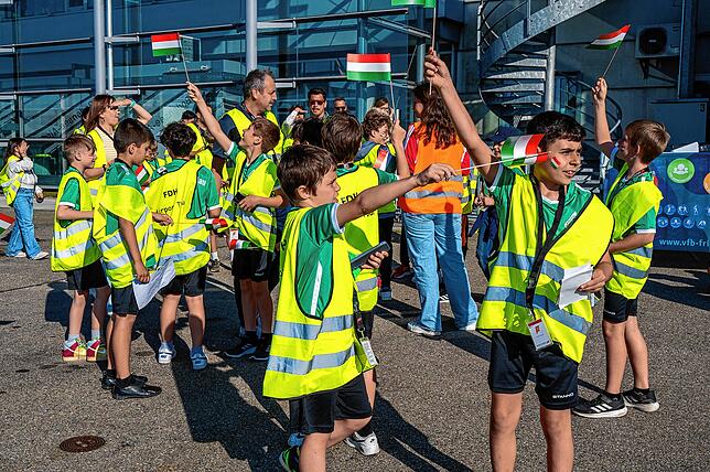 Bild 28: Ankunft der ungarischen Fußballnationalmannschaft
