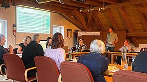 Michael Bachmann stellt im Hohentengener Rat die Kosten des Bürgerhauses in Stetten vor. Bild: Marie-Christin Spitznagel