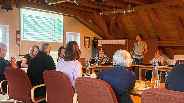 Michael Bachmann stellt im Hohentengener Rat die Kosten des Bürgerhauses in Stetten vor. Bild: Marie-Christin Spitznagel