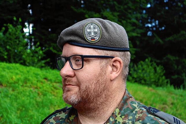 Schon mit neuem Reservisten-Barett: Hauptgefreiter Daniel B. zeigt das Emblem mit Eisernem Kreuz mit darunter platzierten gekreuzten ...