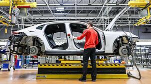 Porsche will in den kommenden Jahren rund 1.900 Stellen streichen - und verhandelt bereits über das nächste Sparprogramm. (Archivbild)