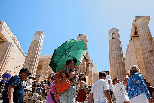 Griechenland, Athen: Touristen spazieren über das Gelände der Akropolis.