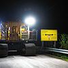 Gegenverkehr ausgeschlossen, weil die Straßenbreite ausgefüllt wird. Der Geräteträger des Großdrehbohrgeräts bewegt sich im Schritttempo ...