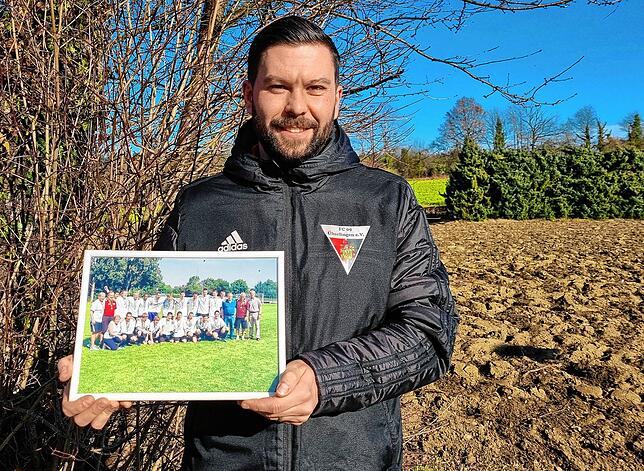Der einzige Titel in einer langen Fußballer-Laufbahn: Stephan Walser vom FC Überlingen zeigt ein Foto mit seiner A-Jugend-Mannschaft, ...