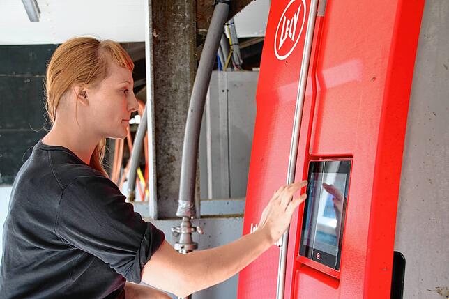 Den Melkroboter kann Astrid Walter so programmieren, dass die Milch bestimmter Kühe in separate Behälter fließt. Wenn eine Kuh ...