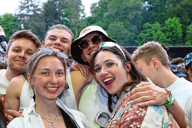 Bild 10: Strahlende Festival-Fans! Am ersten Nachmittag steigt die Stimmung