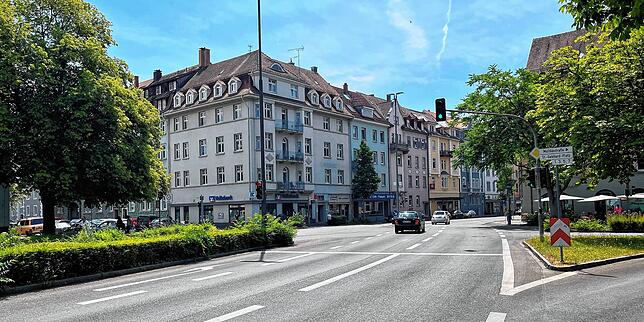 Die Unfallkreuzung: Der Busfahrer wollte hier von der rechten Spur auf die gegenüberliegende Fahrbahn wenden.
