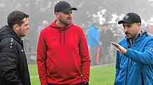 Wiedersehen ohne Nebel: Beim Abbruch in Riedern waren sich die Trainer Michael Gallmann (Mitte) vom FC Schlüchttal und Philip Brandl von ...