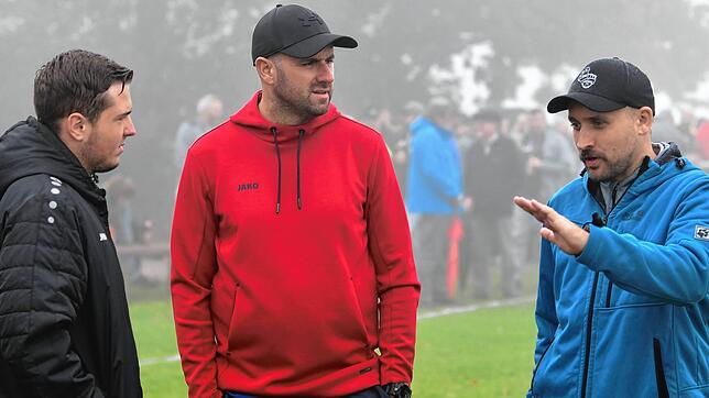 Wiedersehen ohne Nebel: Beim Abbruch in Riedern waren sich die Trainer Michael Gallmann (Mitte) vom FC Schlüchttal und Philip Brandl von ...