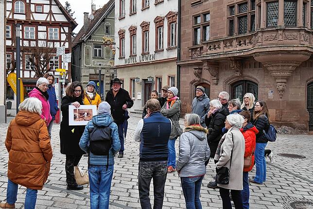 Vor dem Rathaus berichtet Gästeführerin Andrea Braun-Henle (4. von links) während der Führung zu den berühmten Frauen Meßkirchs von der ...