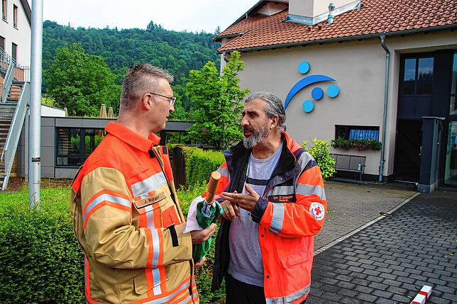 Bürgermeister Joachim Burger machte sich ein Bild von der Evakuierung des Pflegeheims In den Brunnenwiesen am Donnerstagnachmittag. ...