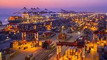 Der Hafen von Shanghai ist der größte der Welt.