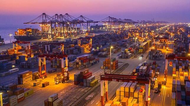 Der Hafen von Shanghai ist der größte der Welt.