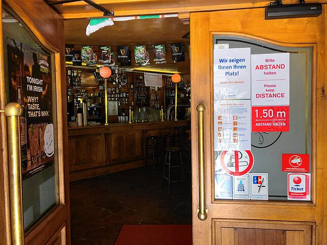Unübersehbar: die Corona-Hinweisschilder am Eingang zum &bdquo;Irish&ldquo;.