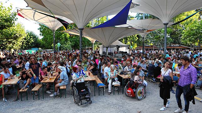 Bild 20: Konstanzer Seenachtfest 2022: Einheimische und Gäste feiern im Stadtgarten