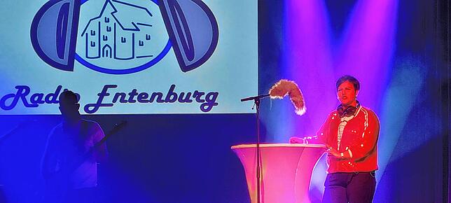 Radio Entenburg trifft mit seiner Frequenz voll den Empfang der Zunftball-Besucher. Moderatorin Monika Hösel versorgt die Hörer mit ...