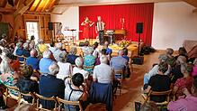 Das Duo Klangzeit mit Marie-Josefin Melchior (Violine, Gitarre und elektronische Bratsche) und Johann Zeller (Akkordeon und Trompete) ...