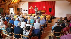 Das Duo Klangzeit mit Marie-Josefin Melchior (Violine, Gitarre und elektronische Bratsche) und Johann Zeller (Akkordeon und Trompete) ...