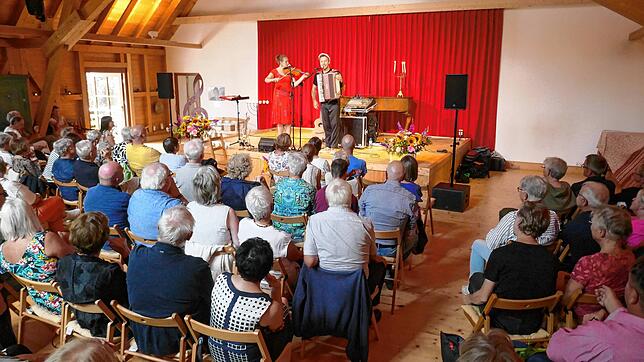 Das Duo Klangzeit mit Marie-Josefin Melchior (Violine, Gitarre und elektronische Bratsche) und Johann Zeller (Akkordeon und Trompete) ...