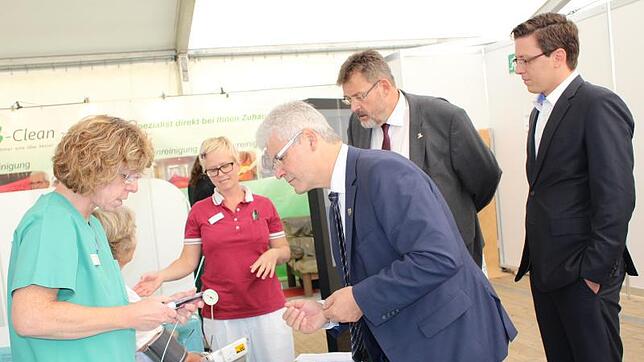 OP-Schwester Andrea Hasselberg erklärt dem Landtagsabgeordneten Klaus Burger am Stand der SRH Klinik Pfullendorf verschiedene Katheter. ...