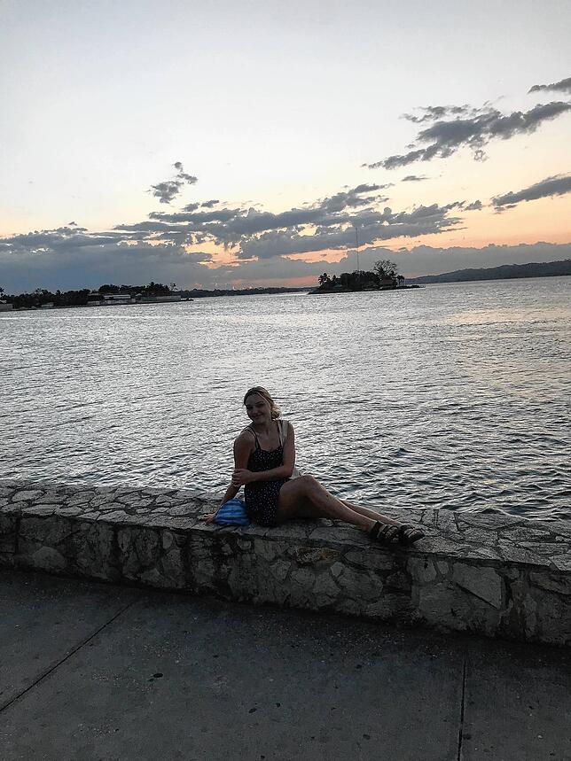 Annika Imhof abends am Ufer in Flores, wo sie nun in einem Hostel, zusammen mit anderen gestrandeten Ausländern, auf einen Rückholflug ...
