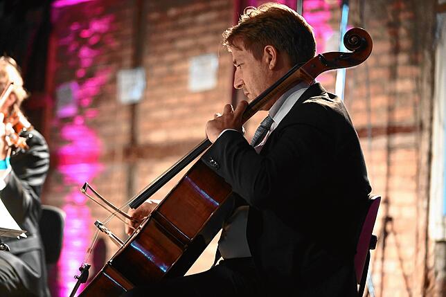 Karsten Dönneweg hat als Spielort zum Konzert mit moderner Musik die Alte Güterhalle am Bahnhof ausgesucht.