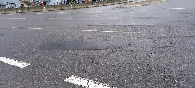 Schon vielfach geflickt: die Landesstraße bei Vöhrenbach soll ebenfalls erneuert werden. Sie gehört zu den Strecken, bei denen ein ...