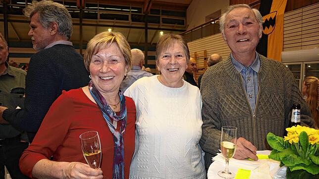 Ingrid Reiser (von links) vom Verein Hilfe von Haus zu Haus e.V. und Anna Deufel sowie Hans Feilmeier, beide vom Leitungsteam des ...