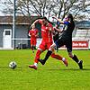 Gegen einen starken FV Tennenbronn (Yannick Richter, links, und Julian Fleig) hat sich der SV Aasen (Judy Sharro) mit 3:1 durchgesetzt.