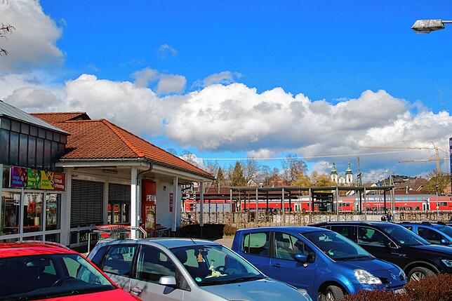 Auf dem Penny-Parkplatz wird durchaus länger geparkt, als es einem Einkauf entsprechen würde. Ein Grund mag die Nähe zum Bahnhof sein.