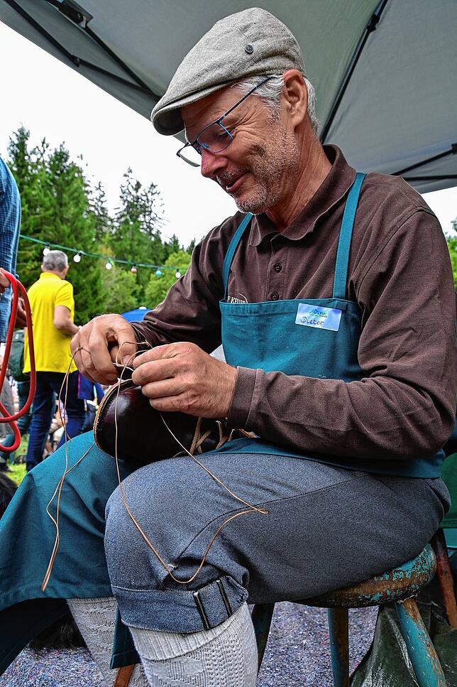 So wird ein Schuh draus. Schuhmacher Dieter Barthle vernäht den Schaft des Schuhs mit der Zwischensohle.