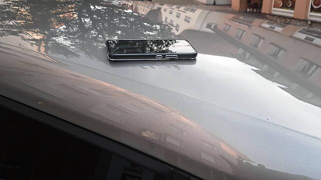Ein Handy fällt vom fahrenden Auto auf die Straße. Der abgesetzte Notruf löst einen Einsatz des DRK und der Polizei aus.