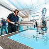 Die seit Corona verstärkt nachgefragten Trennwände für den Virenschutz werden bei der Kasper GmbH auf den individuellen Bedarf zurecht ...