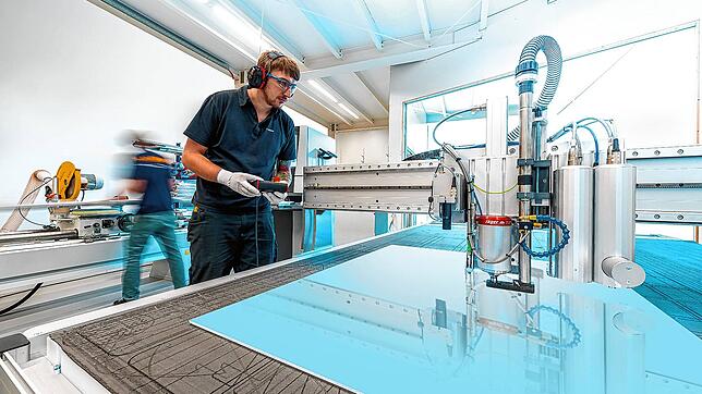 Die seit Corona verstärkt nachgefragten Trennwände für den Virenschutz werden bei der Kasper GmbH auf den individuellen Bedarf zurecht ...