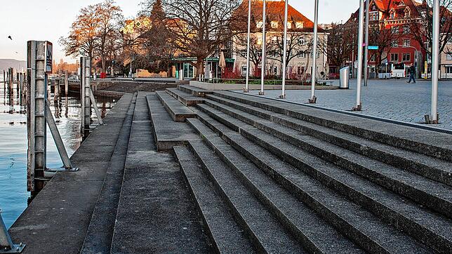 Und so wünscht es sich die Stadtverwaltung von Überlingen, um Infektionen zu vermeiden. Aufgenommen kurz nach Sonnenaufgang am 6. März.